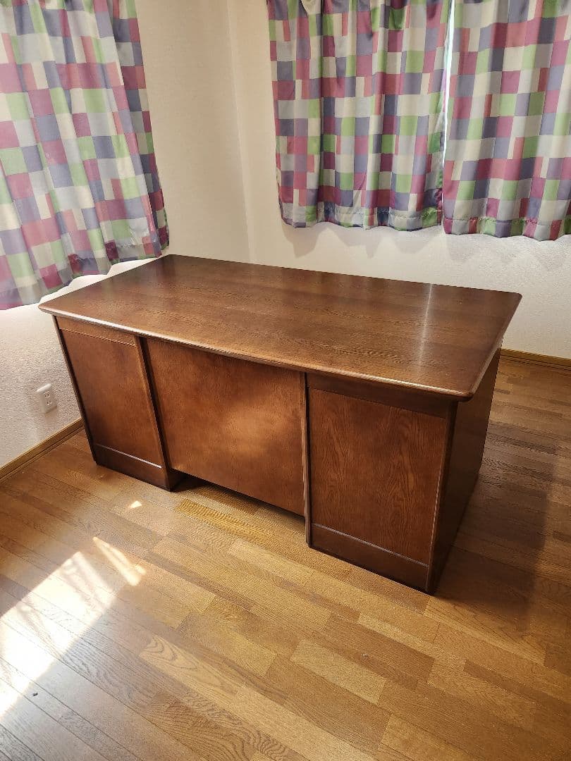 木製事務机、岐阜キャビネット株式会社製 両サイド引き出し、電源コンセント6個付き