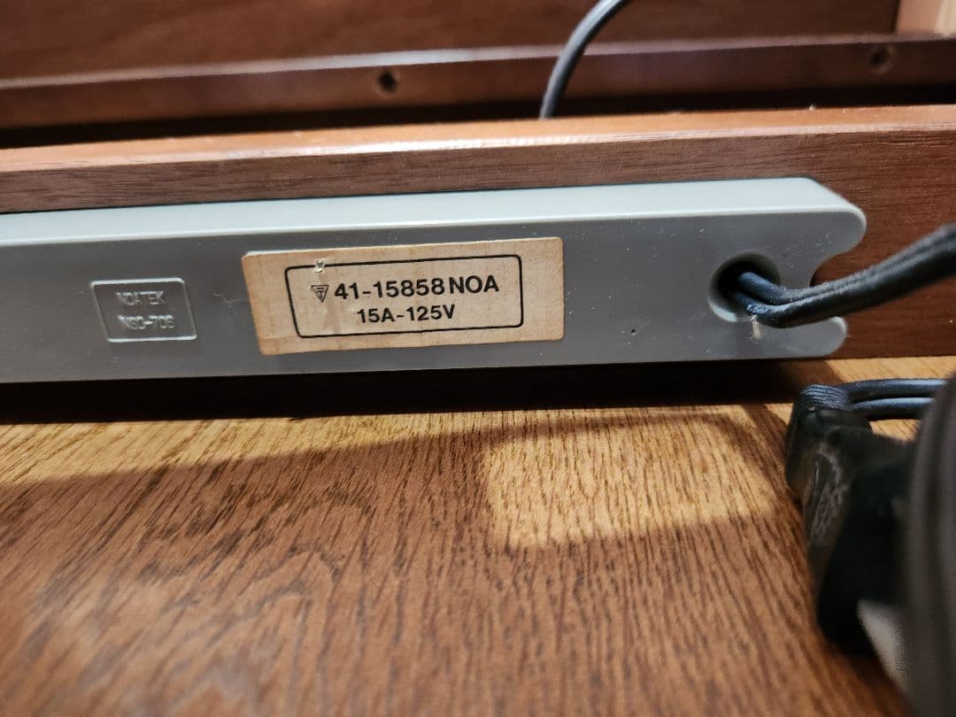 木製事務机、岐阜キャビネット株式会社製 両サイド引き出し、電源コンセント6個付き