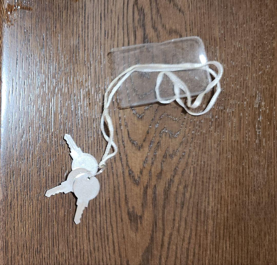 木製事務机、岐阜キャビネット株式会社製 両サイド引き出し、電源コンセント6個付き