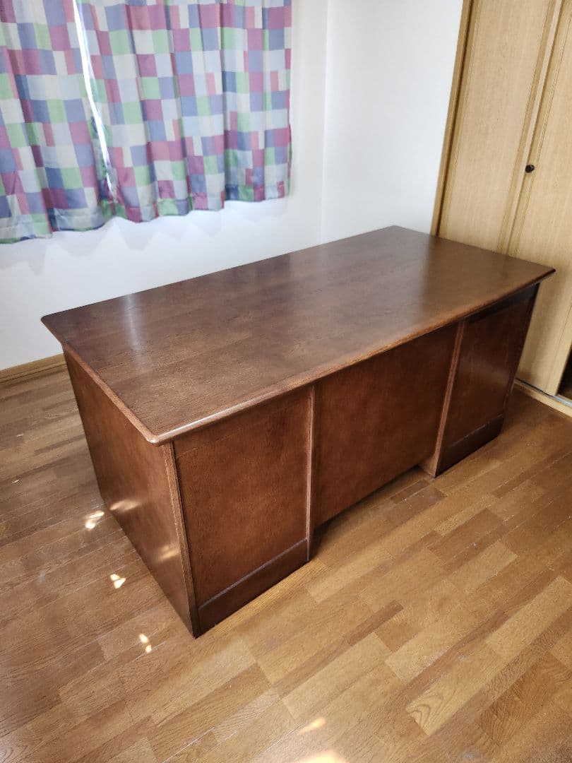 木製事務机、岐阜キャビネット株式会社製 両サイド引き出し、電源コンセント6個付き