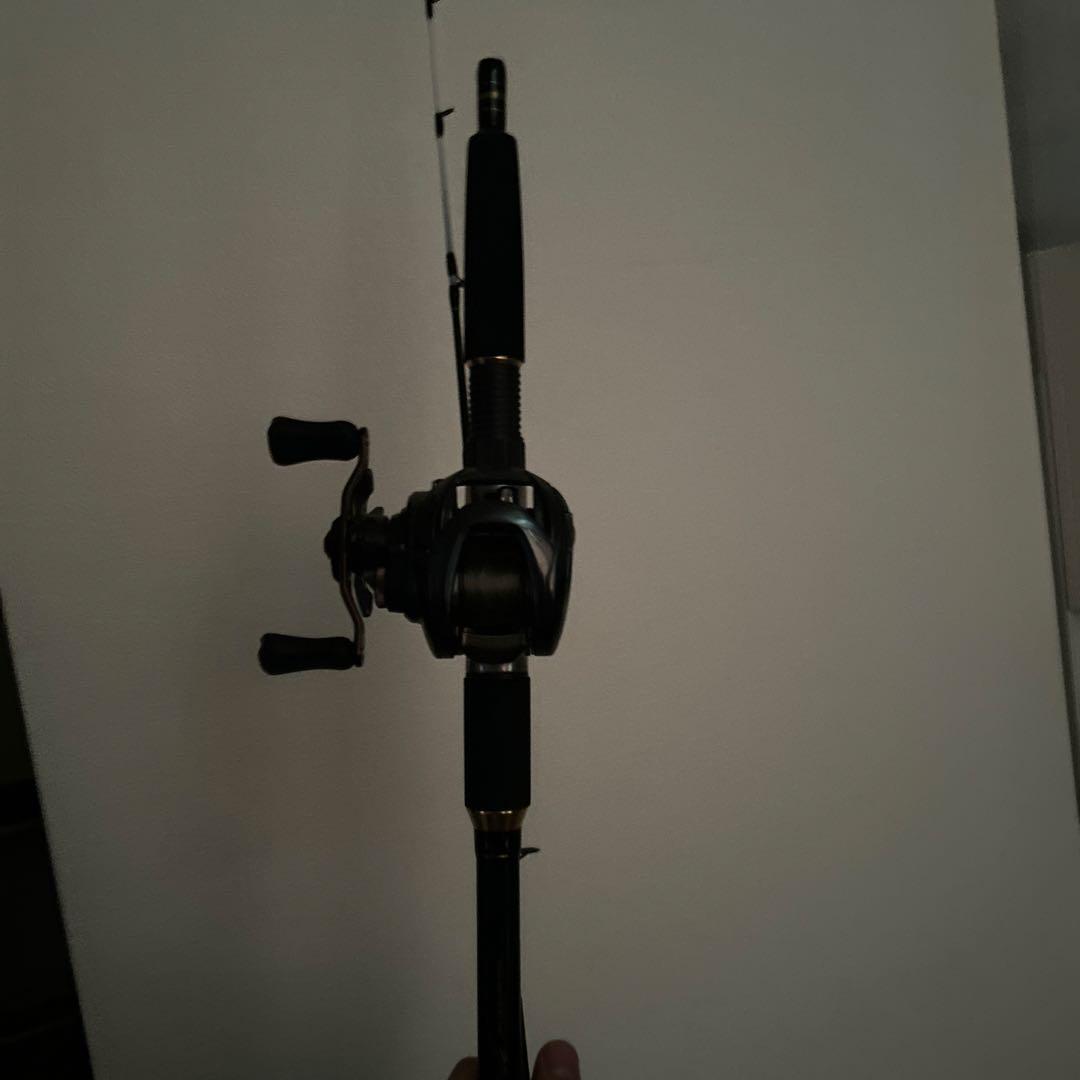 ブラックベイトリール コンパクトデザイン　（竿付き）