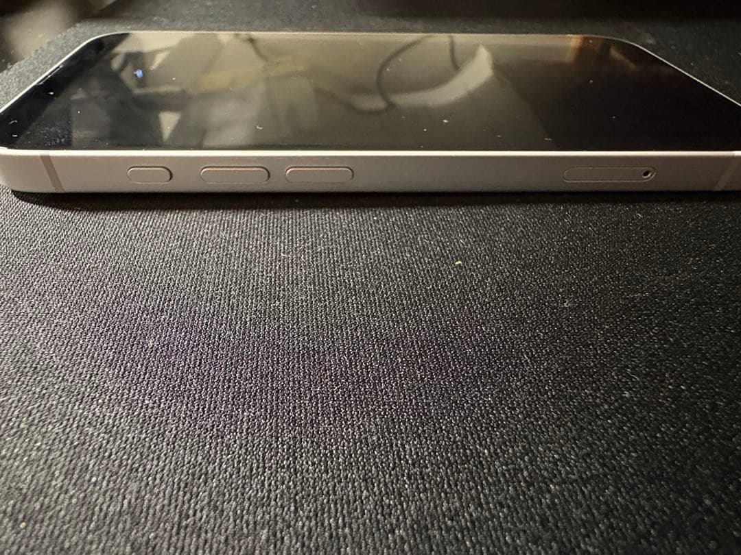 iPhone16e、ホワイト、128GB、背面割れ、ジャンク【現状品】