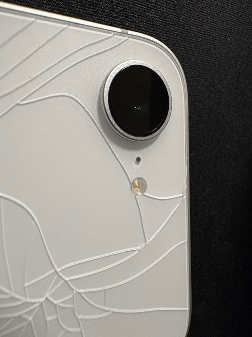 iPhone16e、ホワイト、128GB、背面割れ、ジャンク【現状品】