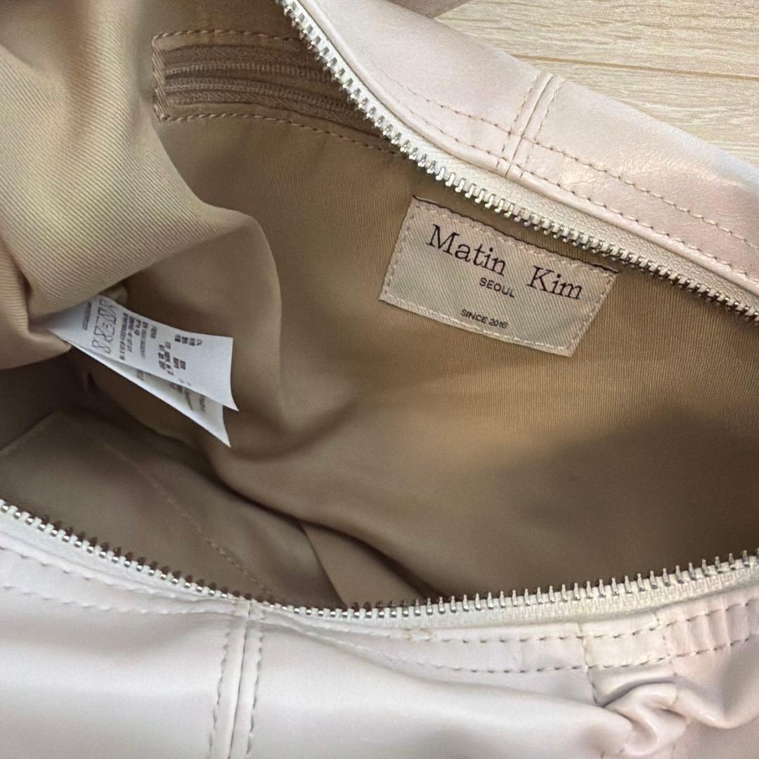 MATIN KIM ハーフシリングショルダーバッグ アイボリー