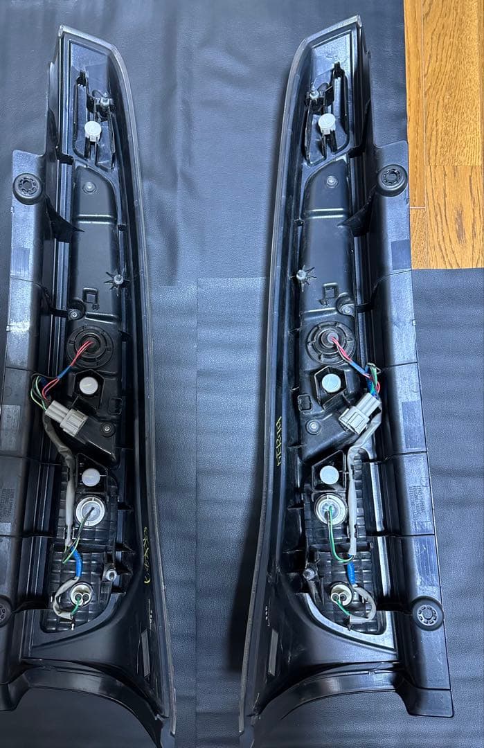 送料込み　セレナ C26 前期 純正 テールランプ 左右セット