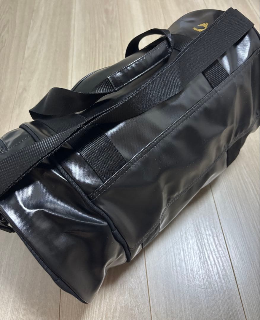 FRED PERRY ドラムバッグ 黒 ゴールドロゴ