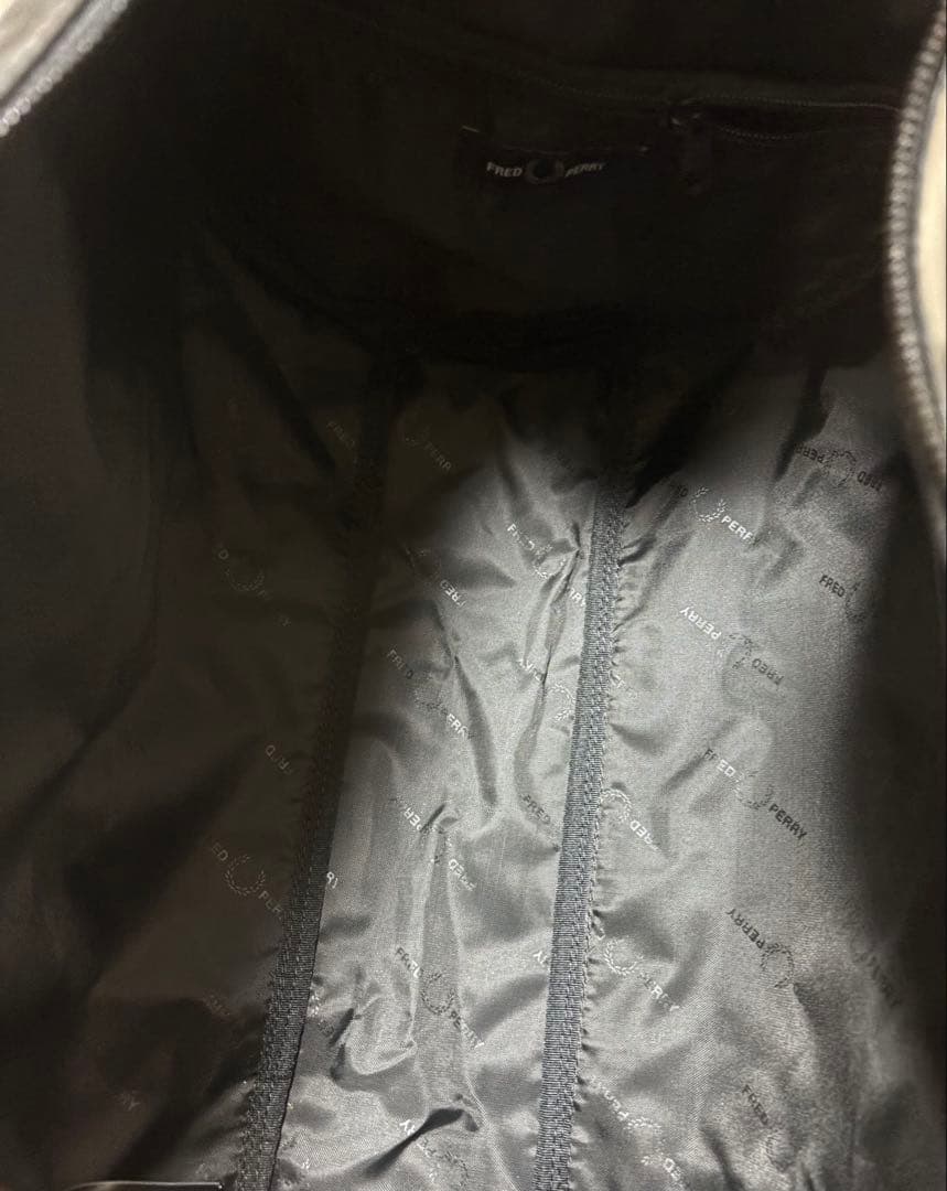 FRED PERRY ドラムバッグ 黒 ゴールドロゴ