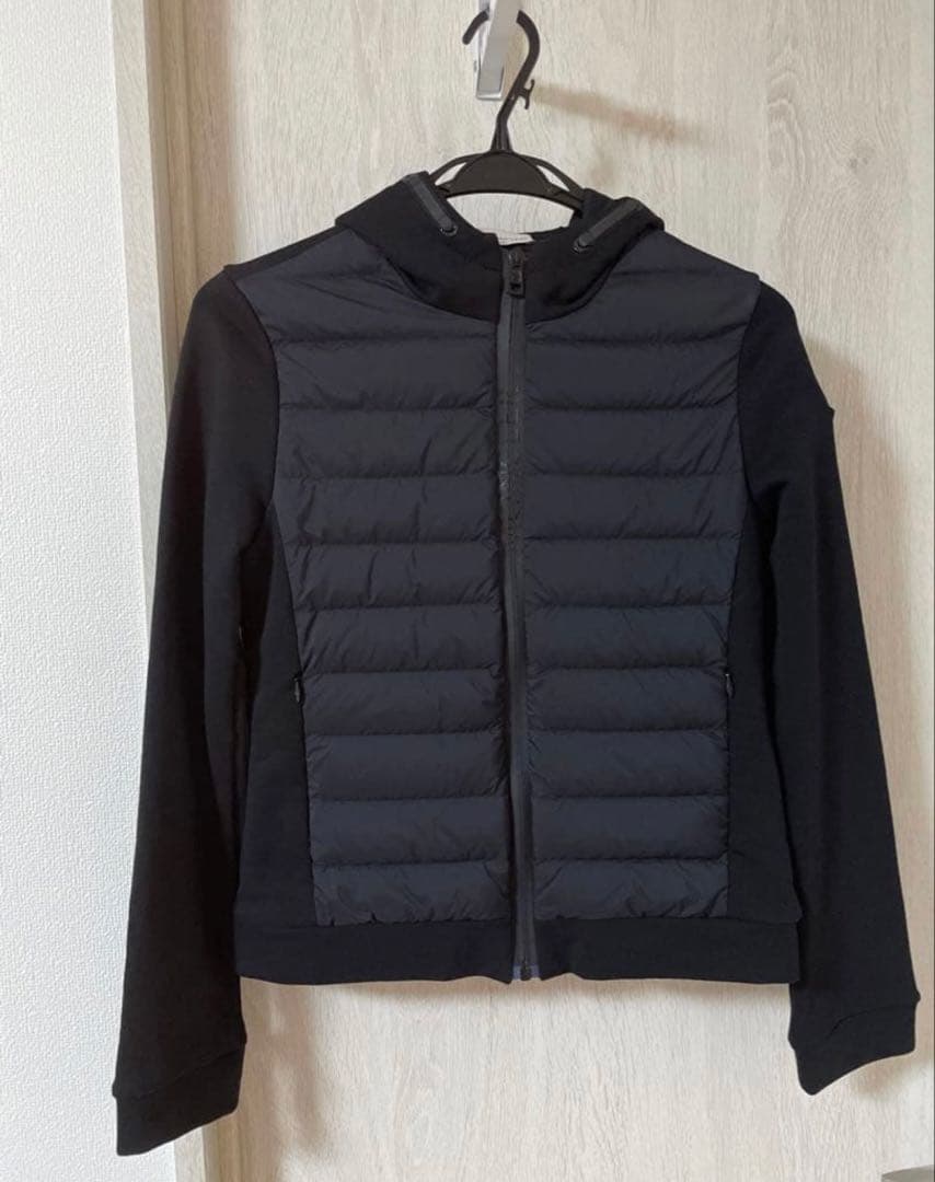 MONCLER ブラック ダウンジャケット フード付き
