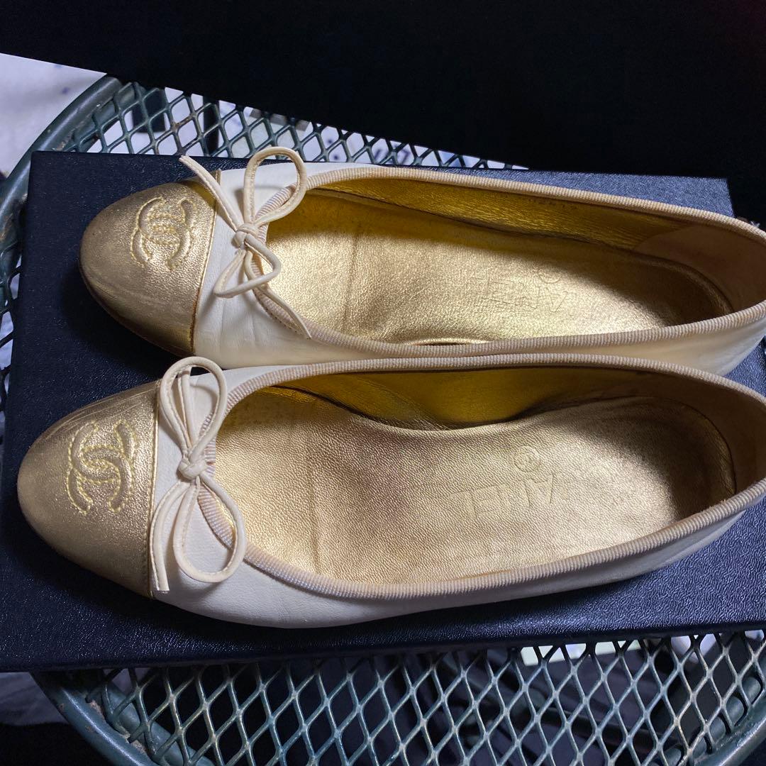 CHANEL アイボリー・ゴールド バレエシューズ