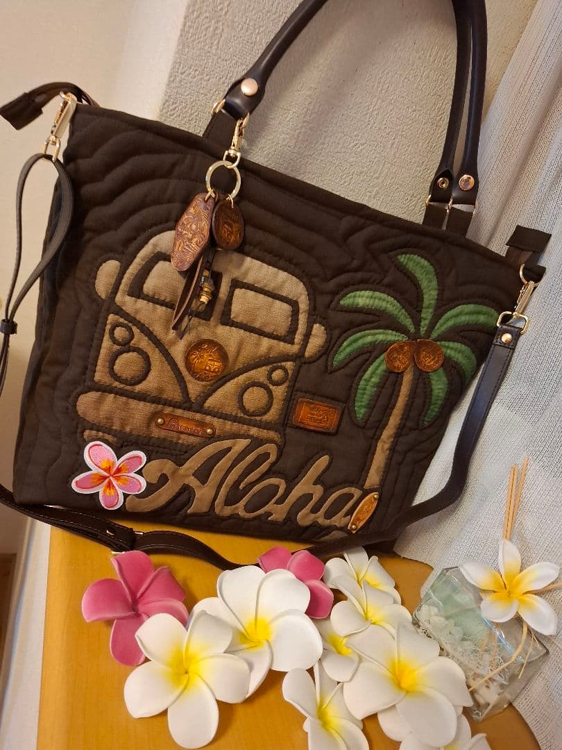 ハワイアンキルト　大きめ横長　バッグ　フロント　バス　2WAY　革タグチャーム付