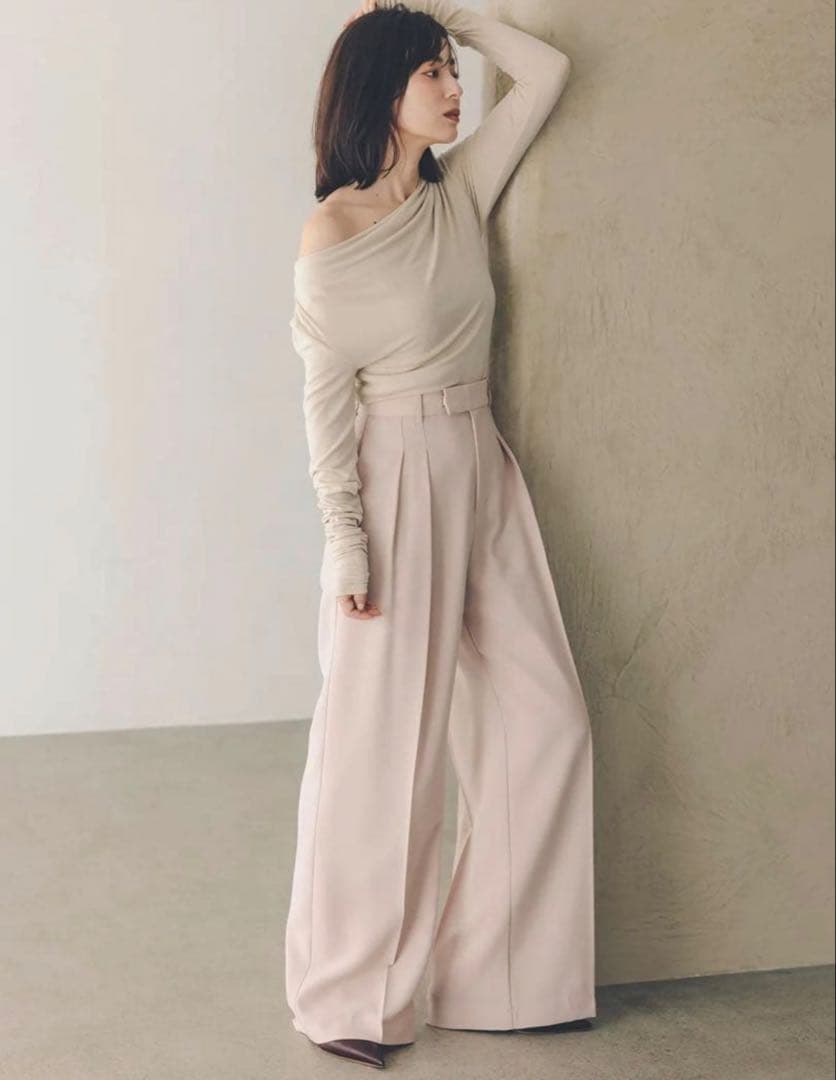 【超人気完売品】 ánuansアニュアンスギャザードレープカットトップス着用1回