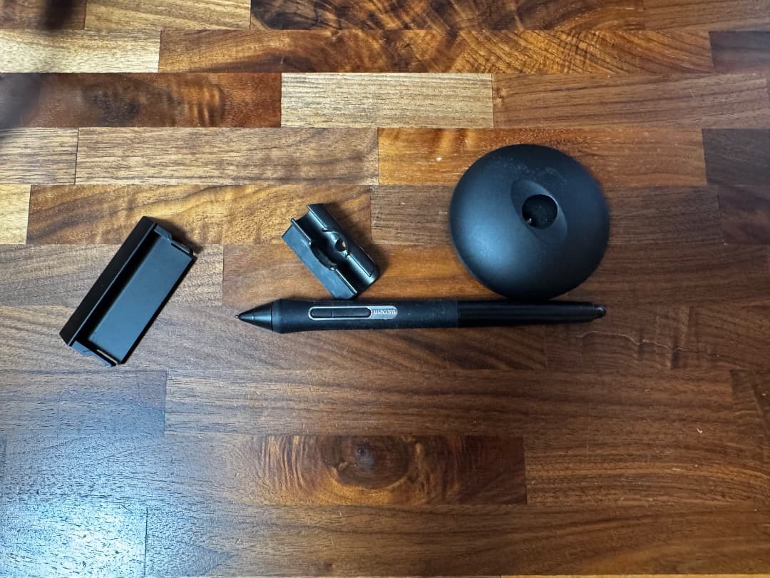 Wacom Cintiq Pro 24 タッチ対応 （折りたたみ脚に不具合あり）