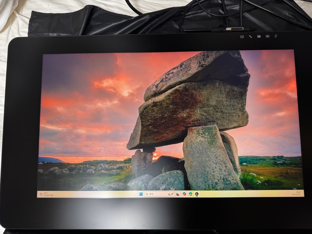 Wacom Cintiq Pro 24 タッチ対応 （折りたたみ脚に不具合あり）