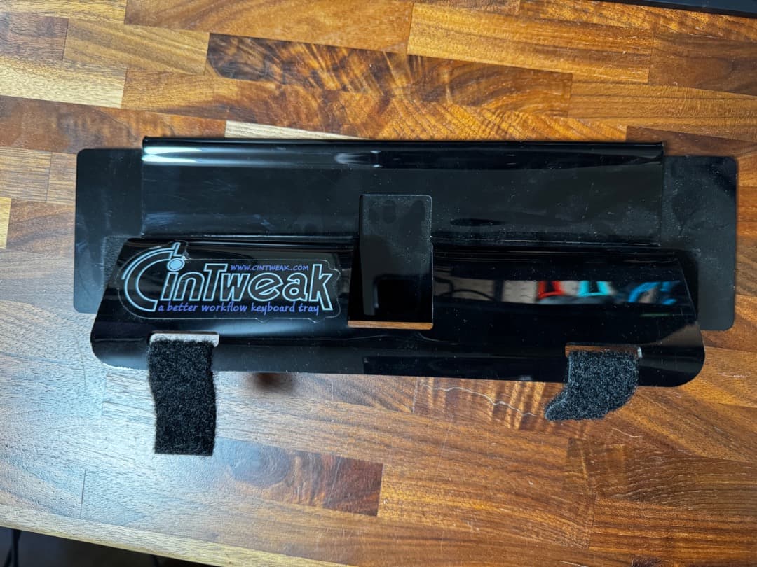 Wacom Cintiq Pro 24 タッチ対応 （折りたたみ脚に不具合あり）