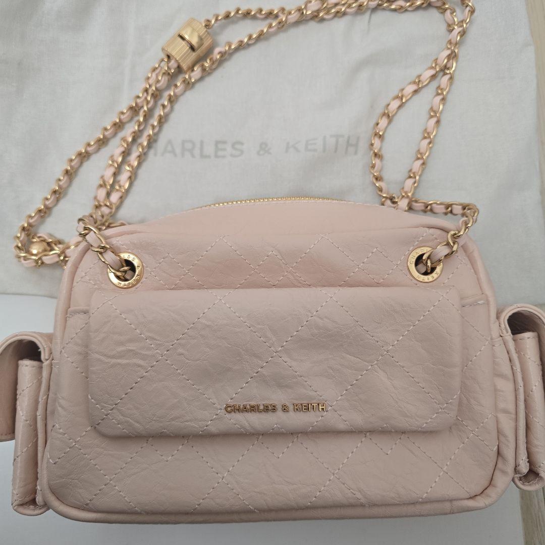 チャールズアンドキースDuo ドゥオ キルトクロスボディーバッグ ピンク