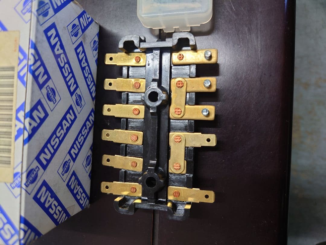 SR311ダットサン フェアレディ ヒューズボックス 25410-22000