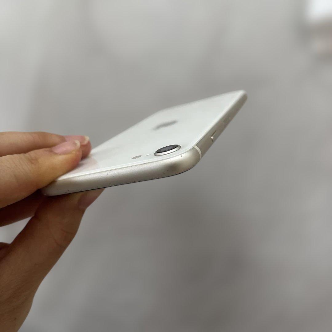 iPhone SE 第3世代　64GB スターホワイト