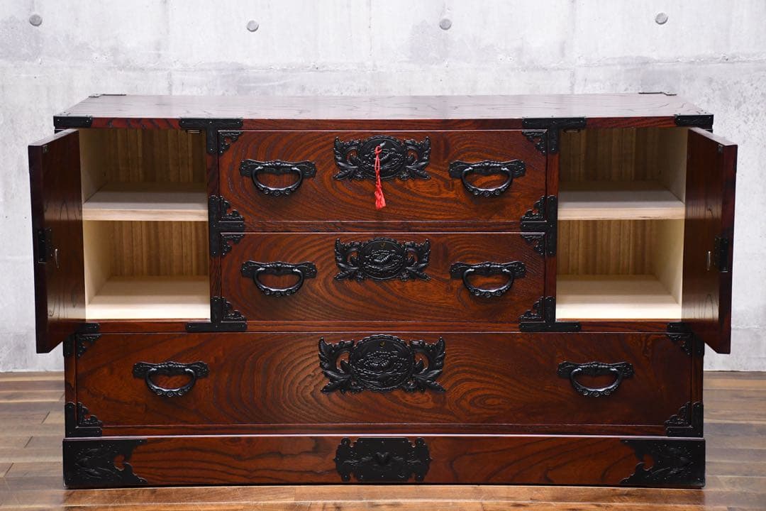 EIK72 仙台民芸箪笥 四尺横長箪笥 ケヤキ 欅拭き漆塗り 鍵付き 隠し収納