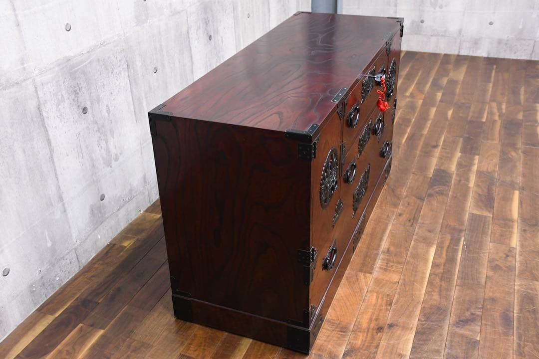 EIK72 仙台民芸箪笥 四尺横長箪笥 ケヤキ 欅拭き漆塗り 鍵付き 隠し収納