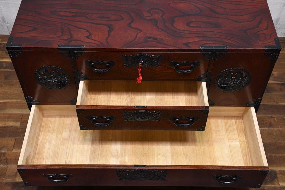 EIK72 仙台民芸箪笥 四尺横長箪笥 ケヤキ 欅拭き漆塗り 鍵付き 隠し収納