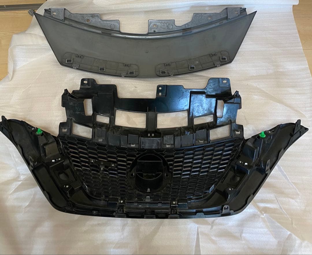 日産E12ノート後期フロントグリル