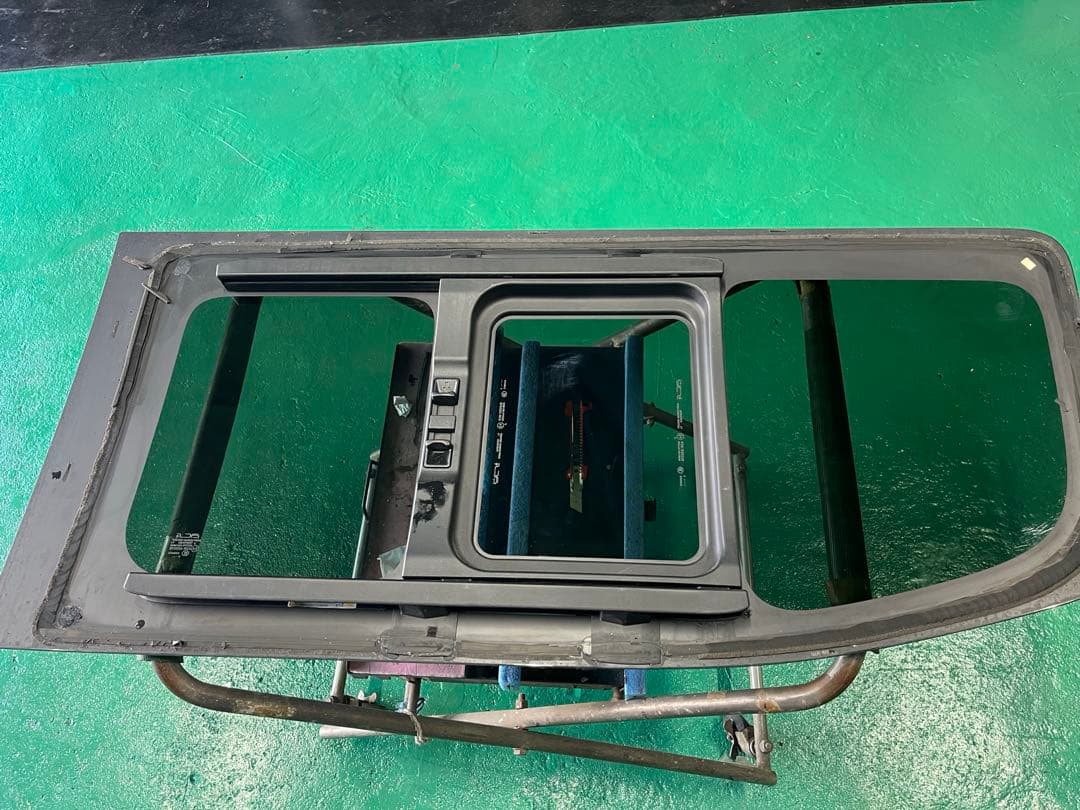 NV350キャラバン　左スライド窓ガラス付き