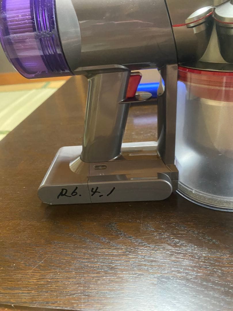 【美品】dyson v8 slim fluffy 掃除機