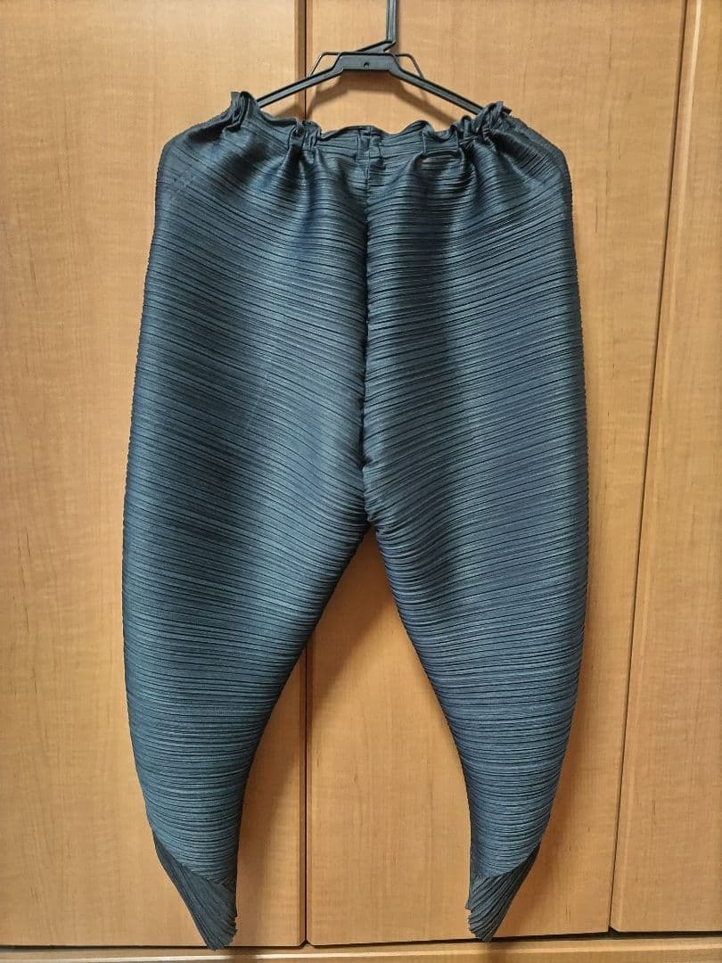 プリーツプリーズ　イッセイミヤケ　変形パンツ