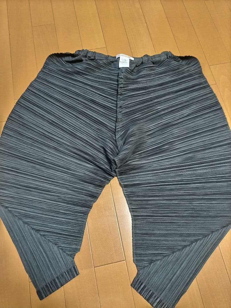 プリーツプリーズ　イッセイミヤケ　変形パンツ
