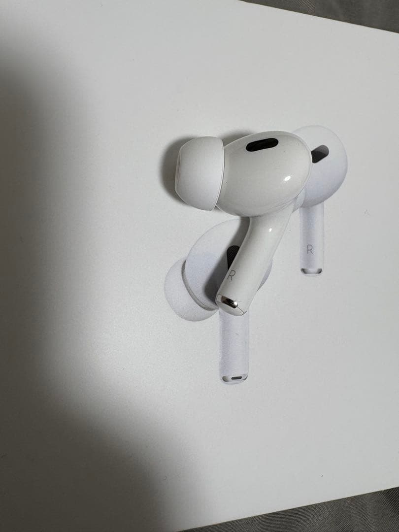 【美品】AirPodsPro2右耳ライトニング式片耳　イヤーチップ付中古