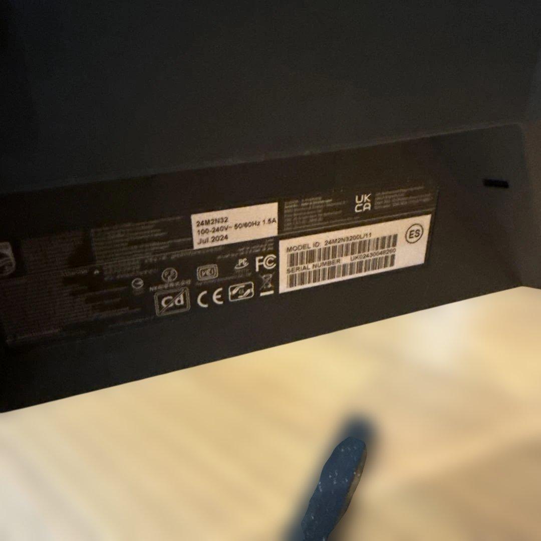 PHILIPS ゲーミングモニター 24M2N32 モニターアームも付けれます。