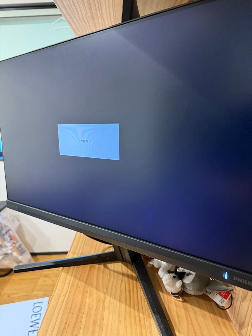 PHILIPS ゲーミングモニター 24M2N32 モニターアームも付けれます。