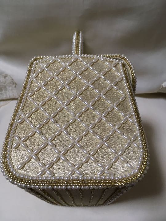 ななこ　他の方はご遠慮下さい　パールビーズとゴールドのパーティバッグ