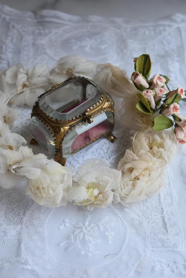 フランスN3　美しい宝石箱　シルク地　ジュエリーボックス　アンティーク