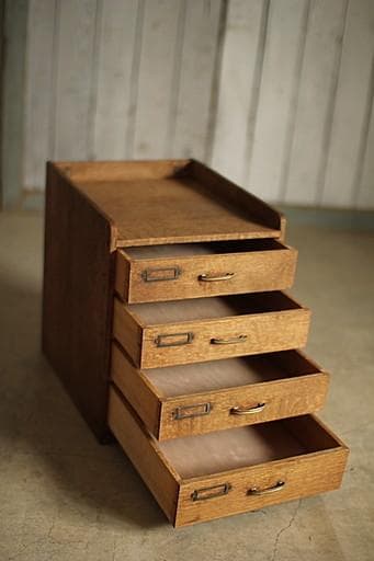 古く味のある楢材の小引き出し4段