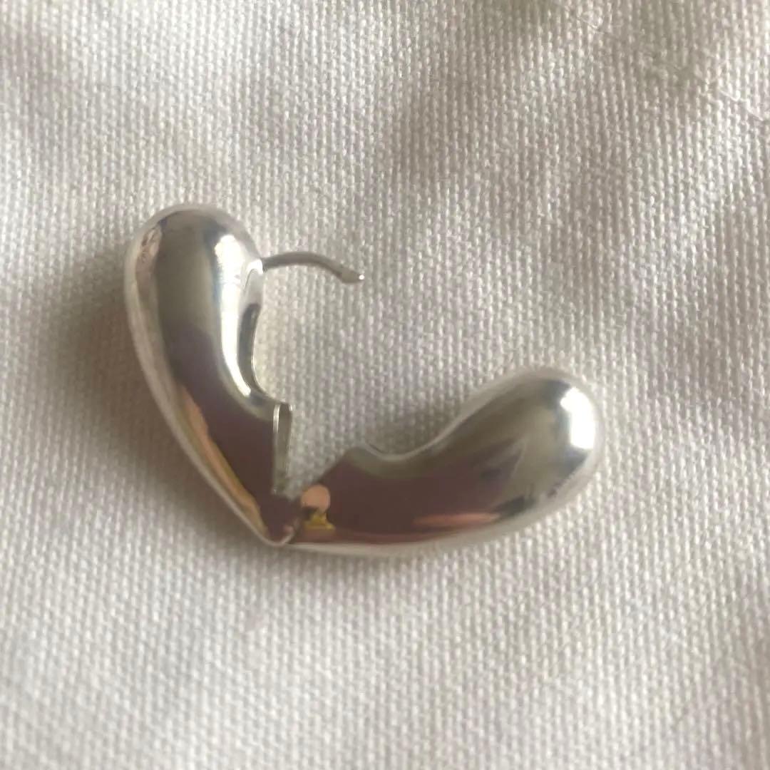 ANNIKA INEZ ハート型シルバーピアス（ラージサイズ ）片耳