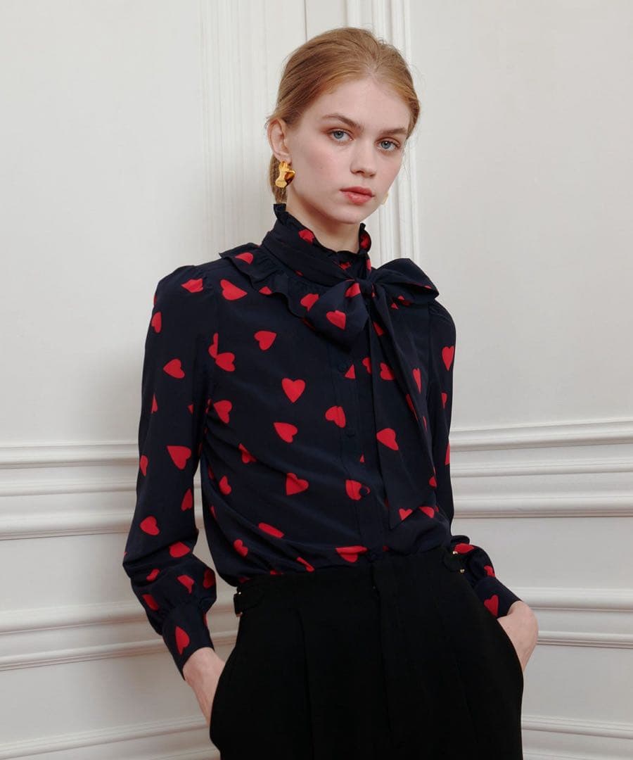 ルルウィルビー　デシンハートプリントボウタイブラウス　ネイビー　アルアバイル