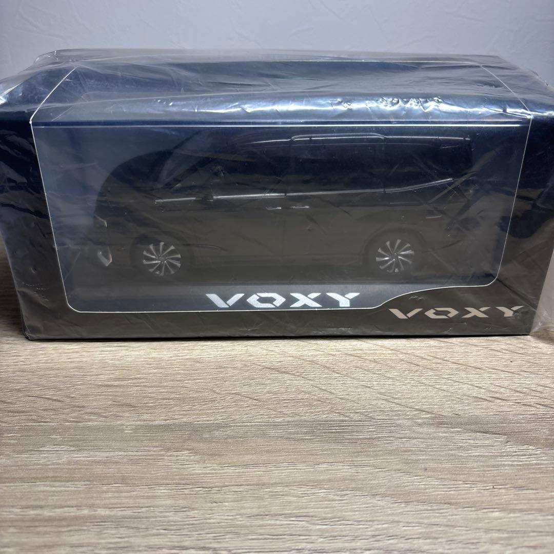 【送料無料】トヨタ ヴォクシー ブラックマイカ 1/30カラーサンプルミニカー