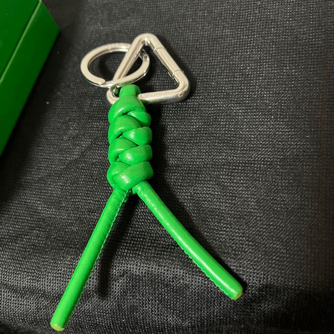 BOTTEGA VENETA グリーンレザー編み込みキーホルダー