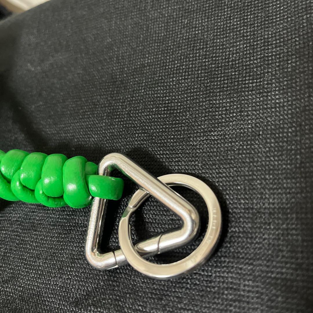 BOTTEGA VENETA グリーンレザー編み込みキーホルダー