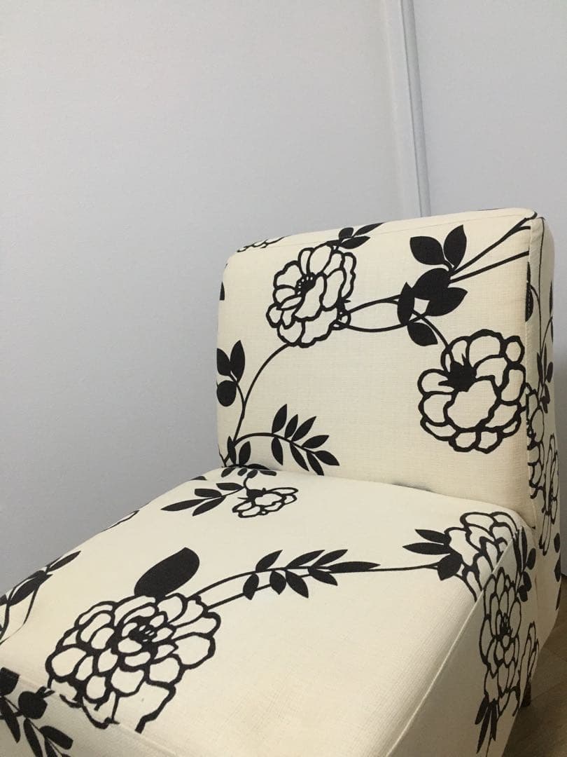 残り一点のみ　ソファ　1人掛け　花柄　ホワイト　ブラック