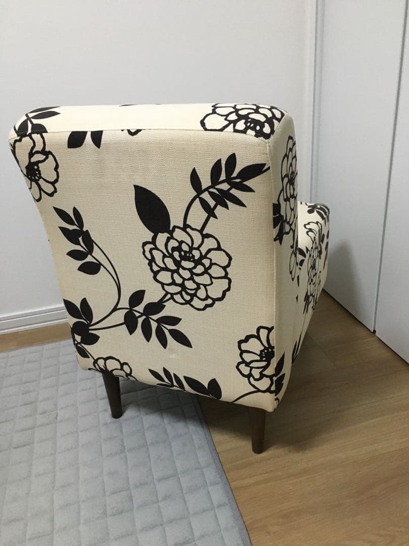 残り一点のみ　ソファ　1人掛け　花柄　ホワイト　ブラック
