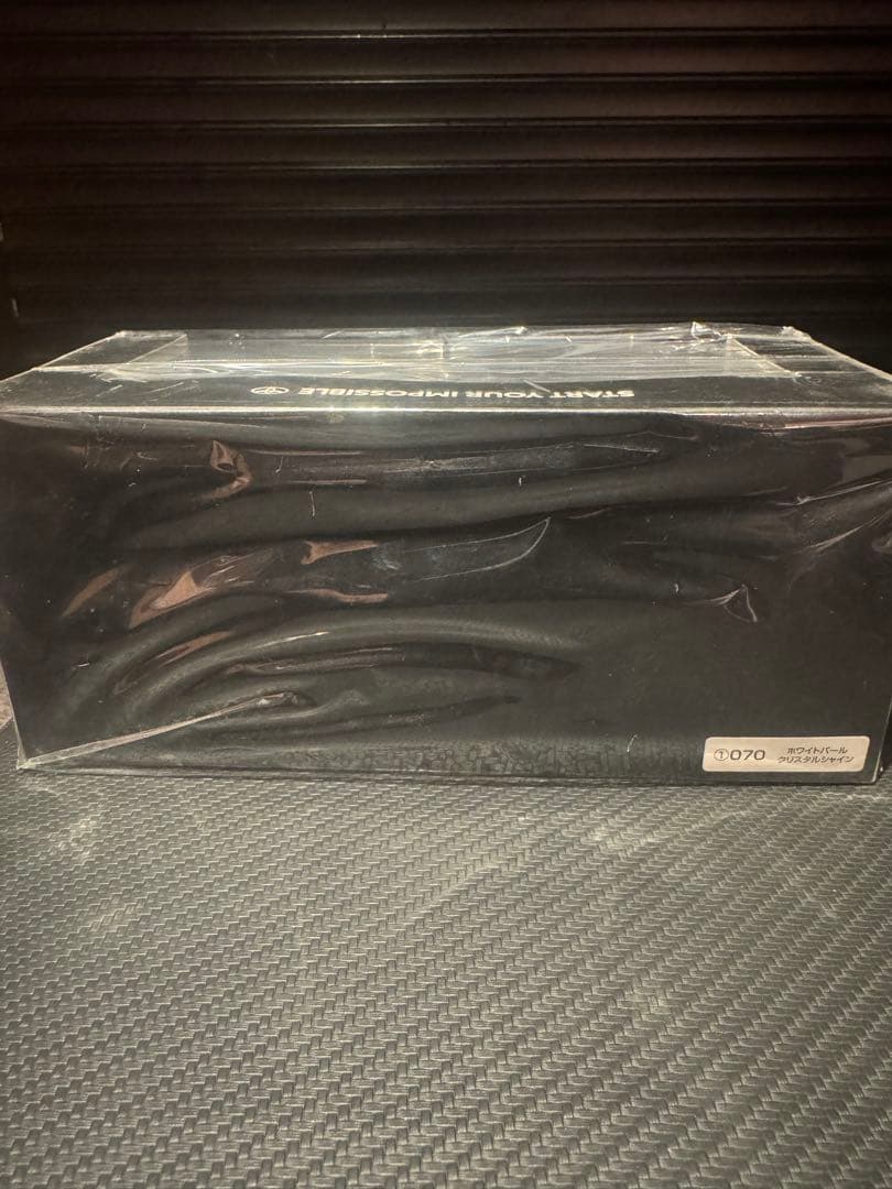 新型ハリアー 1/30ミニカー パールホワイト　未開封