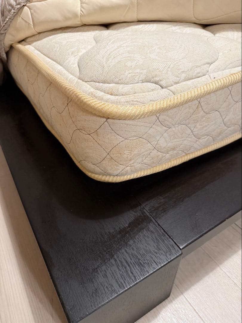 【40万】高級ダブルベッドマットレスとフレーム 木製 リブ加工