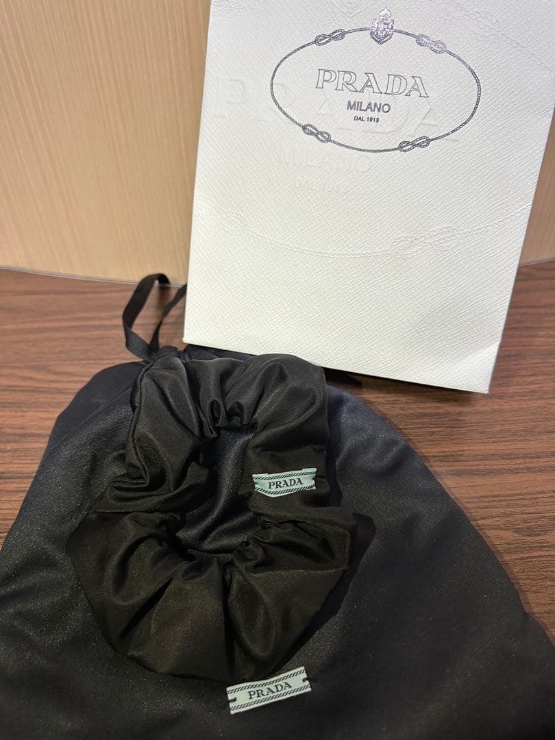 PRADA シュシュ　ブラック