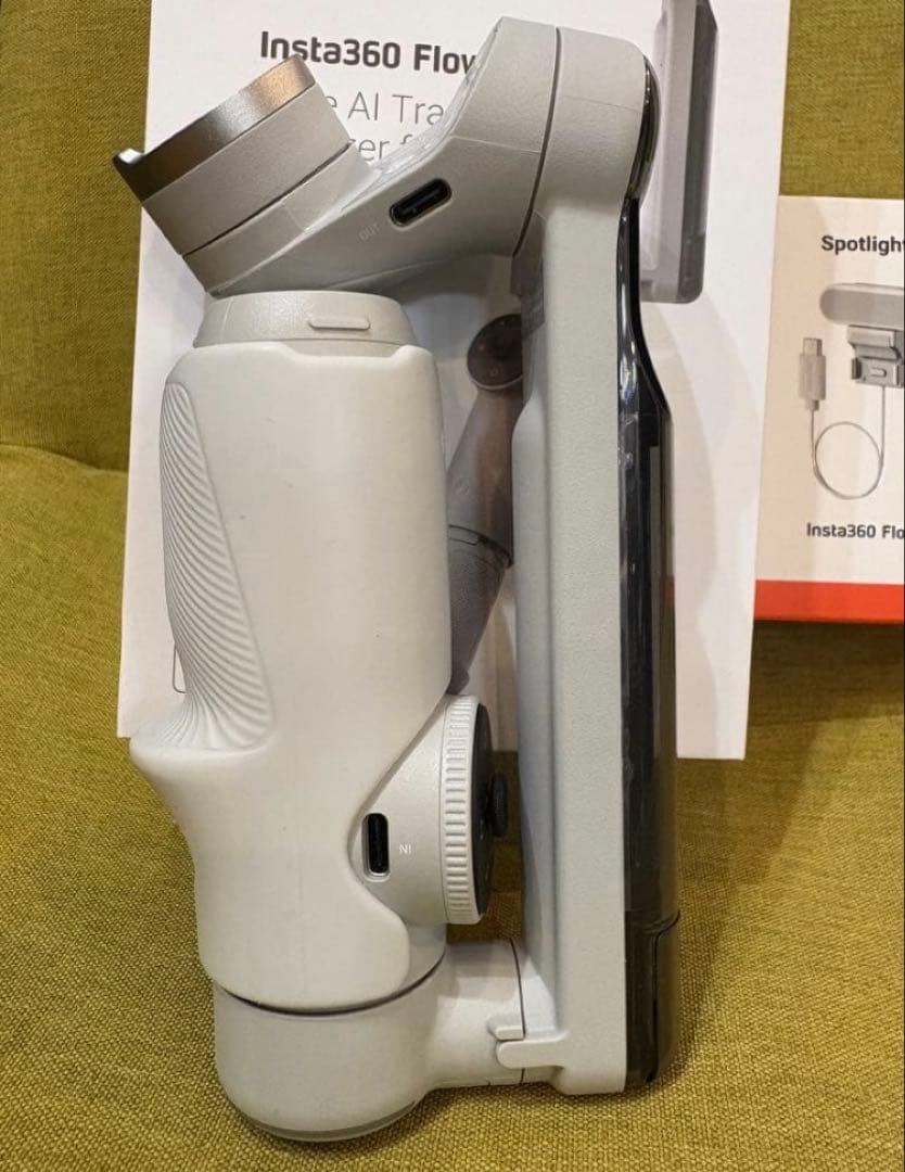 【ほぼ未使用】Insta360 Flow Pro (純正スポットライト付き)
