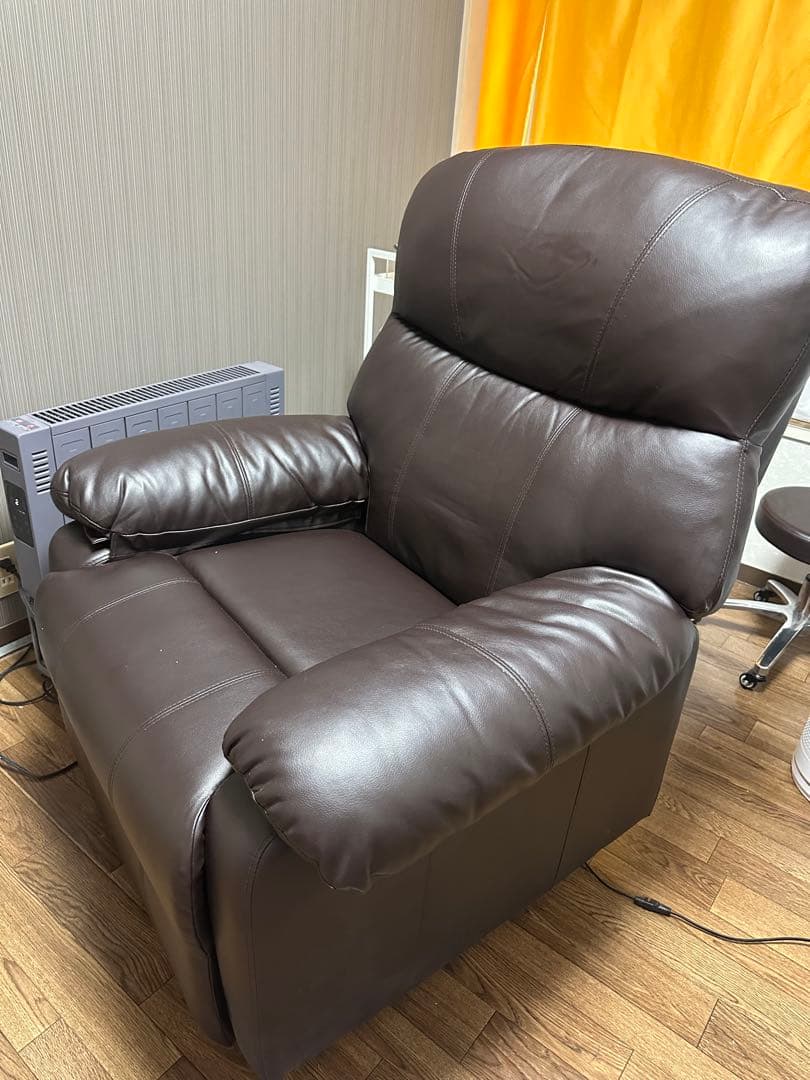 4月10日までの引取最終値下96900円のコンフォートチェア電動リクライニング