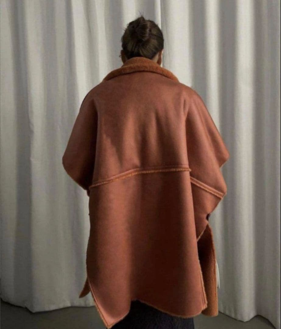 新品タグ付きAmeri REVERSIBLE BOA PONCHO COAT