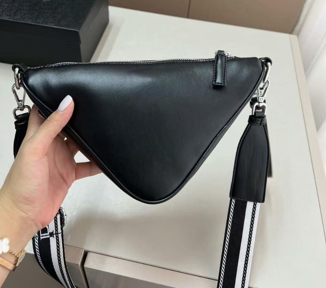 トライアングル ボディバッグ