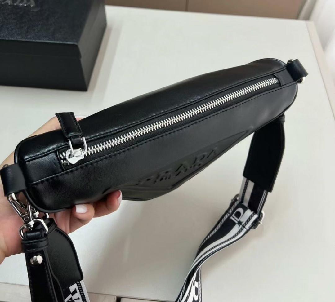 トライアングル ボディバッグ